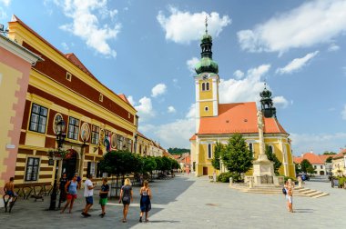 KOSZEG, HUNGARY - 14 Ağustos 2021: Güneşli bir günde Macaristan 'ın Koszeg kentinde Aziz James Kilisesi