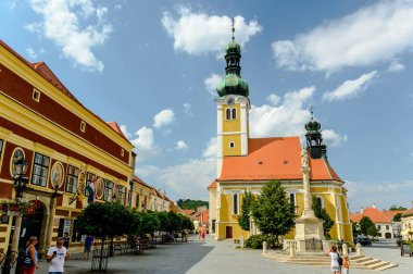 KOSZEG, HUNGARY - 14 Ağustos 2021: Güneşli bir günde Macaristan 'ın Koszeg kentinde Aziz James Kilisesi