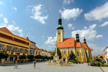 KOSZEG, HUNGARY - 14 Ağustos 2021: Güneşli bir günde Macaristan 'ın Koszeg kentinde Aziz James Kilisesi