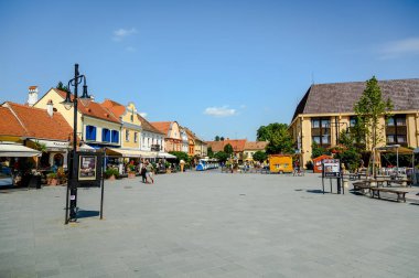 KOSZEG, HUNGARY - 14 Ağustos 2021: Güneşli bir günde Macaristan 'ın Koszeg kentinin ana meydanı