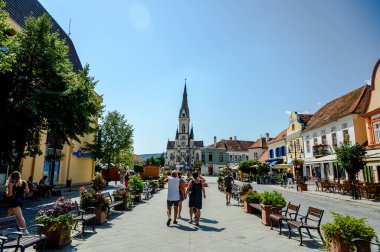 KOSZEG, HUNGARY - 14 Ağustos 2021: Güneşli bir günde Macaristan 'ın Koszeg kentinin ana meydanı