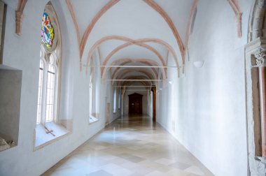 PANNONHALMA, HUNGARY - 13 Ağustos 2021: Macaristan 'ın Pannonhalma kentindeki Pannonhalma Benedictine Manastırı' nın koridorlarına bakın