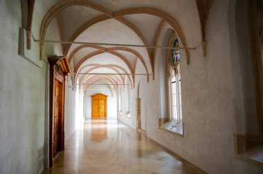 PANNONHALMA, HUNGARY - 13 Ağustos 2021: Macaristan 'ın Pannonhalma kentindeki Pannonhalma Benedictine Manastırı' nın koridorlarına bakın