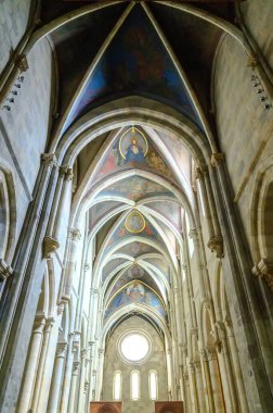 PANNONHALMA, HUNGARY - 13 Ağustos 2021: Macaristan 'ın Pannonhalma kentinde sunağın önündeki tavanın resmedildiği Pannonhalma Benedictine Manastırı