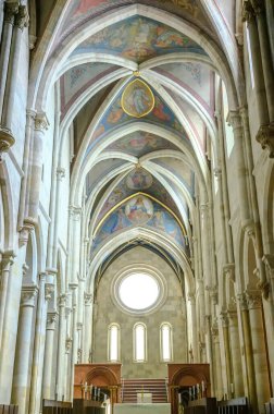 PANNONHALMA, HUNGARY - 13 Ağustos 2021: Macaristan 'ın Pannonhalma kentinde sunağın önündeki tavanın resmedildiği Pannonhalma Benedictine Manastırı