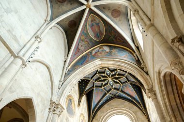 PANNONHALMA, HUNGARY - 13 Ağustos 2021: Macaristan 'ın Pannonhalma kentinde sunağın önündeki tavanın resmedildiği Pannonhalma Benedictine Manastırı