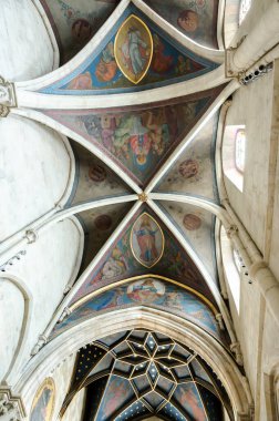 PANNONHALMA, HUNGARY - 13 Ağustos 2021: Macaristan 'ın Pannonhalma kentinde sunağın önündeki tavanın resmedildiği Pannonhalma Benedictine Manastırı