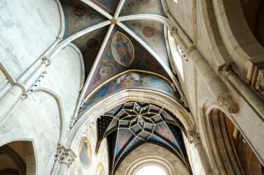 PANNONHALMA, HUNGARY - 13 Ağustos 2021: Macaristan 'ın Pannonhalma kentinde sunağın önündeki tavanın resmedildiği Pannonhalma Benedictine Manastırı