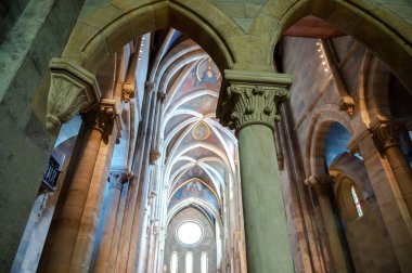 PANNONHALMA, HUNGARY - 13 Ağustos 2021: Macaristan 'ın Pannonhalma kentinde sunağın önündeki tavanın resmedildiği Pannonhalma Benedictine Manastırı