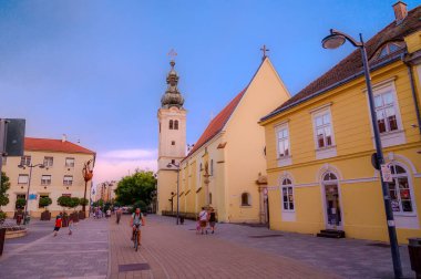 SZOMBATHELY, HUNGARY - 14 AĞUSTOS 2021: Güneşli bir günde Macaristan 'ın Szombath kentinin tarihi mimarisini, sokaklarını ve meydanlarını görmek.