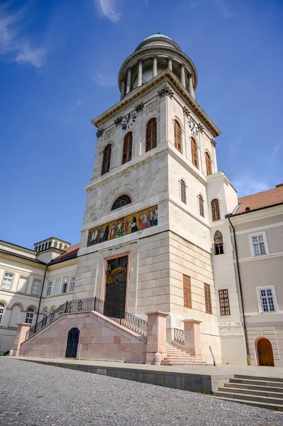Pannonhalma Benedictine Manastırı. Pannonhalma, Macaristan 'da tarihi bir kilise. Mavi gökyüzüne karşı güneşli ve bulutlu bir günde..