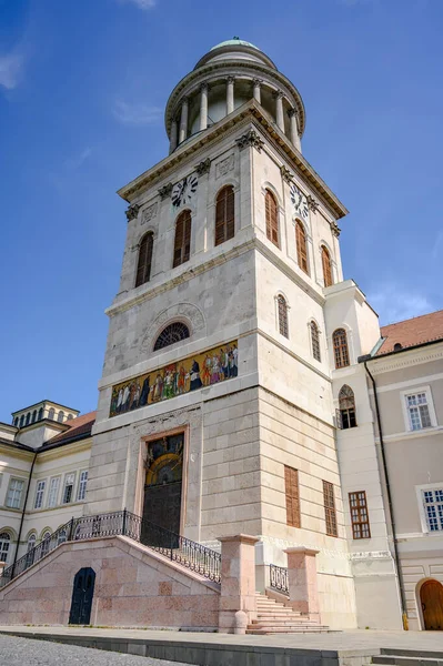 Pannonhalma Benedictine Manastırı. Pannonhalma, Macaristan 'da tarihi bir kilise. Mavi gökyüzüne karşı güneşli ve bulutlu bir günde..