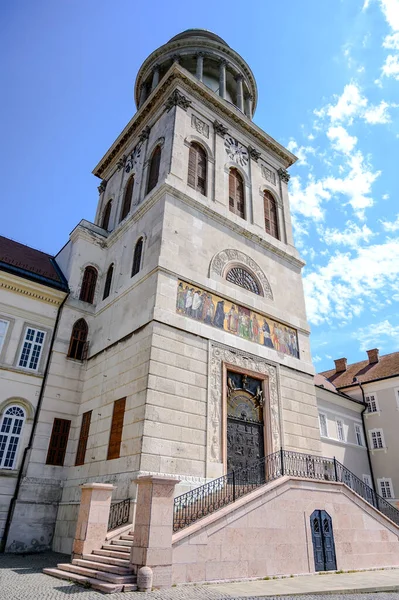 Pannonhalma Benedictine Manastırı. Pannonhalma, Macaristan 'da tarihi bir kilise. Mavi gökyüzüne karşı güneşli ve bulutlu bir günde..