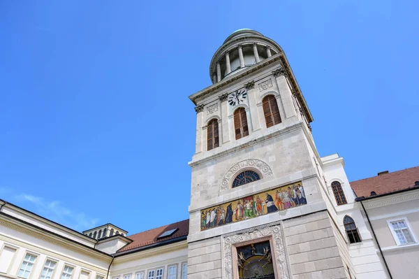 Pannonhalma Benedictine Manastırı. Pannonhalma, Macaristan 'da tarihi bir kilise. Mavi gökyüzüne karşı güneşli ve bulutlu bir günde..