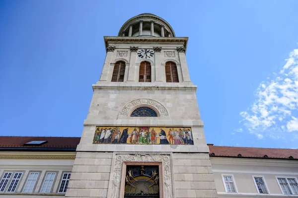 Pannonhalma Benedictine Manastırı. Pannonhalma, Macaristan 'da tarihi bir kilise. Mavi gökyüzüne karşı güneşli ve bulutlu bir günde..
