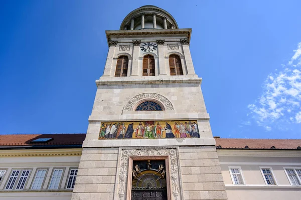Pannonhalma Benedictine Manastırı. Pannonhalma, Macaristan 'da tarihi bir kilise. Mavi gökyüzüne karşı güneşli ve bulutlu bir günde..