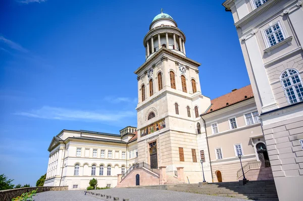 Pannonhalma Benedictine Manastırı. Pannonhalma, Macaristan 'da tarihi bir kilise. Mavi gökyüzüne karşı güneşli ve bulutlu bir günde..