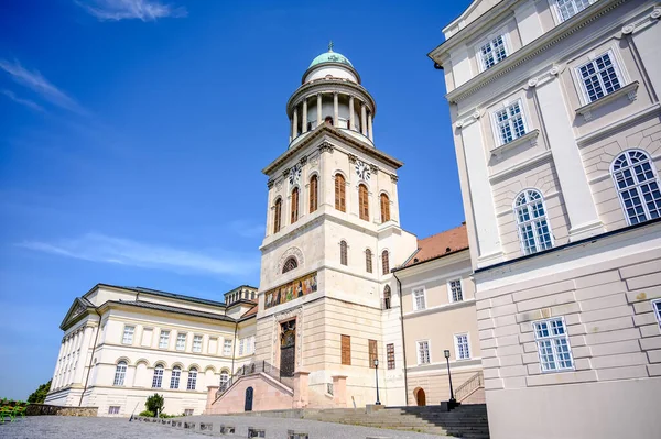 Pannonhalma Benedictine Manastırı. Pannonhalma, Macaristan 'da tarihi bir kilise. Mavi gökyüzüne karşı güneşli ve bulutlu bir günde..