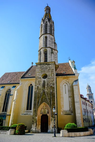 Güneşli bir günde Macaristan 'ın ana meydanında, Sopron' daki Kutsal Mary Benedictine Kilisesi