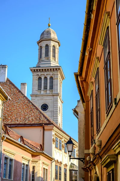 晴れた日にハンガリーのソプロンにある福音教会 — ストック写真
