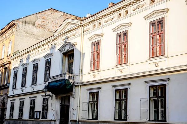 Güneşli bir günde Macaristan 'ın Sopron kentinin tarihi mimarisine, sokaklarına ve meydanlarına bakın..