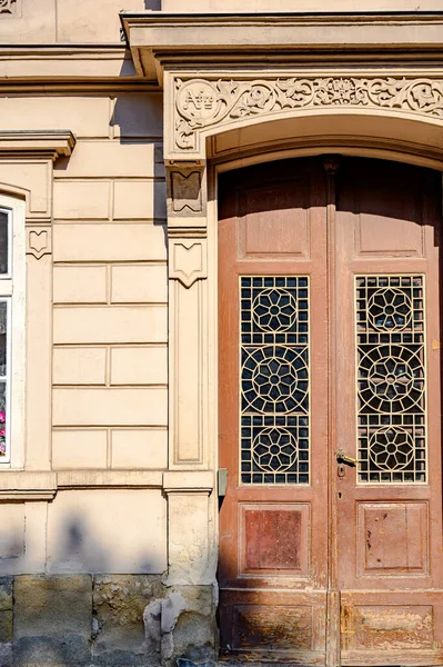 Güneşli bir günde Macaristan 'ın Sopron kentinin tarihi mimarisine, sokaklarına ve meydanlarına bakın..