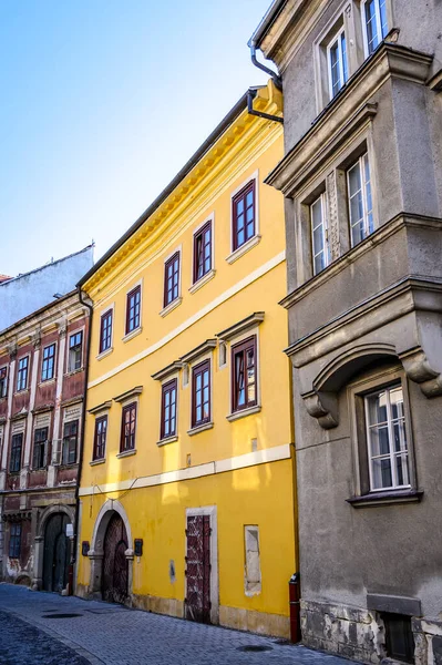 Güneşli bir günde Macaristan 'ın Sopron kentinin tarihi mimarisine, sokaklarına ve meydanlarına bakın..