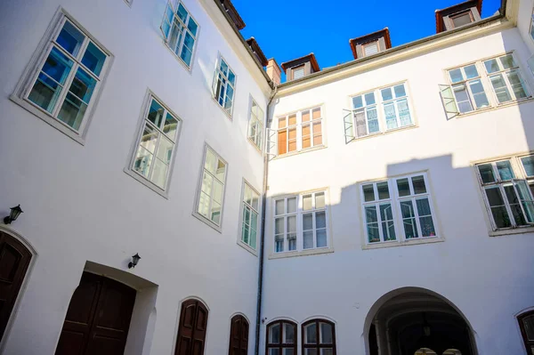 Vista Sobre Arquitetura Histórica Ruas Praças Sopron Hungria Dia Ensolarado — Fotografia de Stock