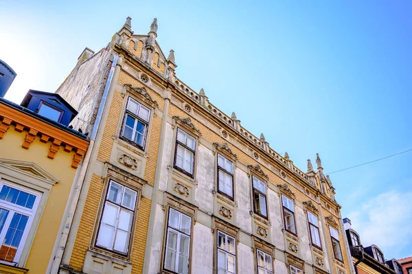 Güneşli bir günde Macaristan 'ın Sopron kentinin tarihi mimarisine, sokaklarına ve meydanlarına bakın..