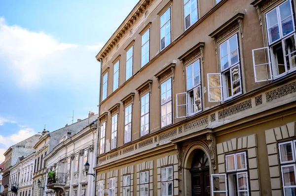 Güneşli bir günde Macaristan 'ın Sopron kentinin tarihi mimarisine, sokaklarına ve meydanlarına bakın..