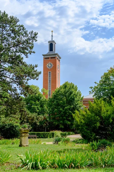 Macaristan 'ın Szombath kentindeki Reform Kilisesi güneşli bir günde