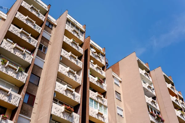 Szombath, Macaristan, Avrupa 'daki eski apartman ve balkonlara bakın.