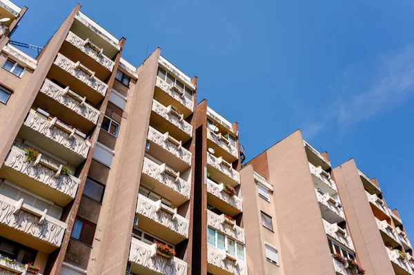 Szombath, Macaristan, Avrupa 'daki eski apartman ve balkonlara bakın.