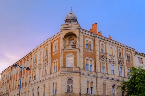 晴れた日には ハンガリーの歴史的建造物やゾンバトリーの通りや広場を眺めることができます — ストック写真