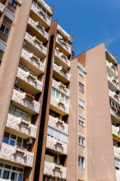 Szombath, Macaristan, Avrupa 'daki eski apartman ve balkonlara bakın.