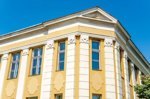 Güneşli bir günde Macaristan 'ın Szombath kentinin tarihi mimarisine, sokaklarına ve meydanlarına bakın..