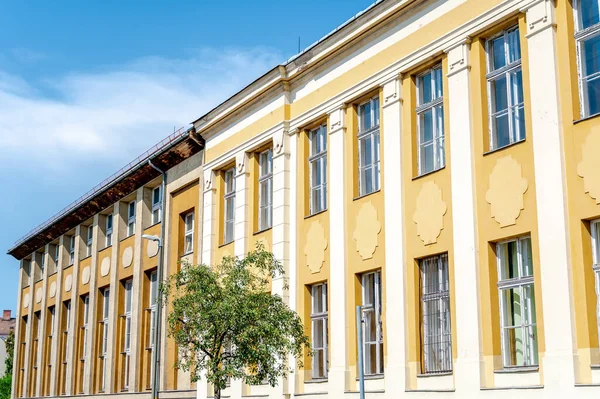 Güneşli bir günde Macaristan 'ın Szombath kentinin tarihi mimarisine, sokaklarına ve meydanlarına bakın..