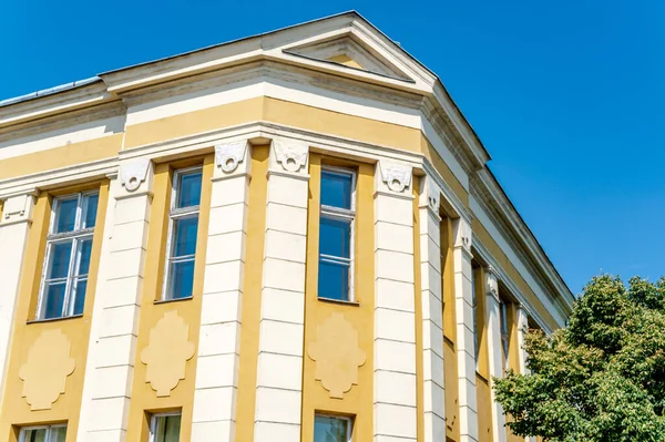 Güneşli bir günde Macaristan 'ın Szombath kentinin tarihi mimarisine, sokaklarına ve meydanlarına bakın..