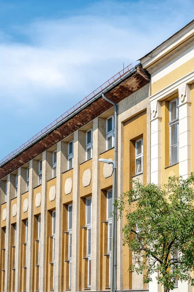 Güneşli bir günde Macaristan 'ın Szombath kentinin tarihi mimarisine, sokaklarına ve meydanlarına bakın..