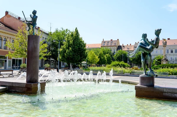 Macaristan 'ın Szombath Meydanı' ndaki çeşme ve heykeller..