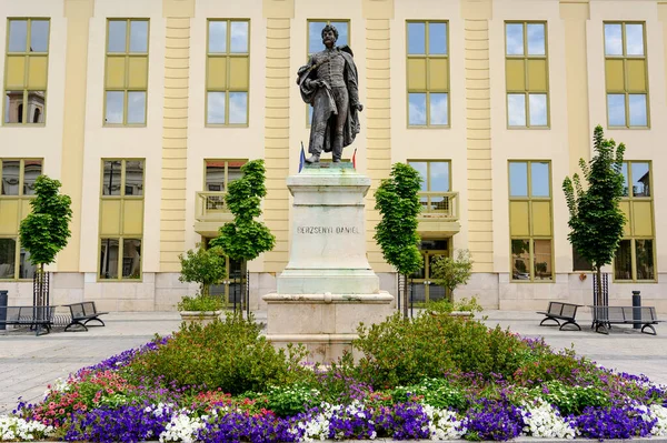 Berzsenyi Daniel 'in heykeli Szombath, Macaristan' da güneşli bir günde.