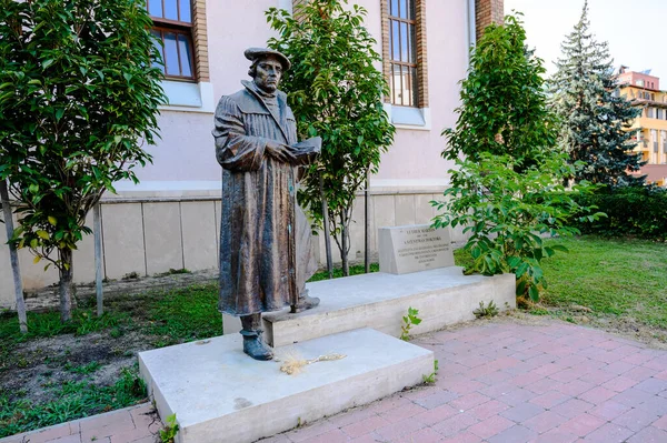 Памятник Мартину Лютеру Перед Евангельской Церковью Залаэгерсег Венгрия Солнечный День — стоковое фото