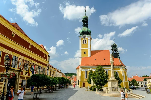 Koszeg Hungary 2021年8月14日 晴れた日に観光客とハンガリーのKoszegの聖ジェームズ教会 — ストック写真