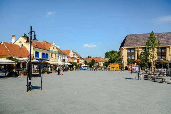 KOSZEG, HUNGARY - 14 Ağustos 2021: Güneşli bir günde Macaristan 'ın Koszeg kentinin ana meydanı