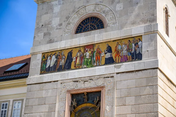 PANNONHALMA, HUNGARY - 13 Ağustos 2021: Pannonhalma Benedictine Manastırı 'nın ayrıntıları