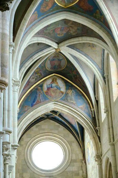 PANNONHALMA, HUNGARY - 13 Ağustos 2021: Macaristan 'ın Pannonhalma kentinde sunağın önündeki tavanın resmedildiği Pannonhalma Benedictine Manastırı