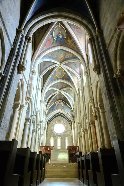 PANNONHALMA, HUNGARY - 13 Ağustos 2021: Macaristan 'ın Pannonhalma kentinde sunağın önündeki tavanın resmedildiği Pannonhalma Benedictine Manastırı