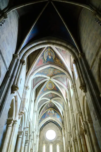 PANNONHALMA, HUNGARY - 13 Ağustos 2021: Macaristan 'ın Pannonhalma kentinde sunağın önündeki tavanın resmedildiği Pannonhalma Benedictine Manastırı