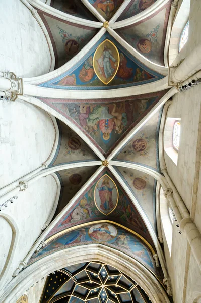 PANNONHALMA, HUNGARY - 13 Ağustos 2021: Macaristan 'ın Pannonhalma kentinde sunağın önündeki tavanın resmedildiği Pannonhalma Benedictine Manastırı