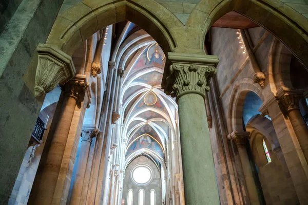 PANNONHALMA, HUNGARY - 13 Ağustos 2021: Macaristan 'ın Pannonhalma kentinde sunağın önündeki tavanın resmedildiği Pannonhalma Benedictine Manastırı